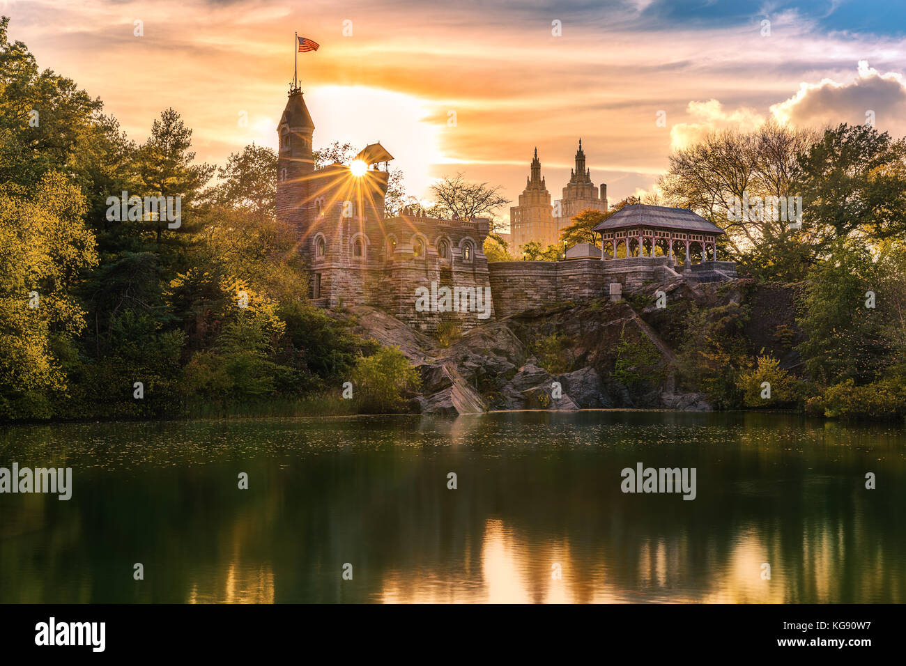 El castillo de Belvedere al atardecer. Castillo de Belvedere es un desatino, construido a finales del siglo XIX, en Central park, Manhattan, ciudad de Nueva York Foto de stock