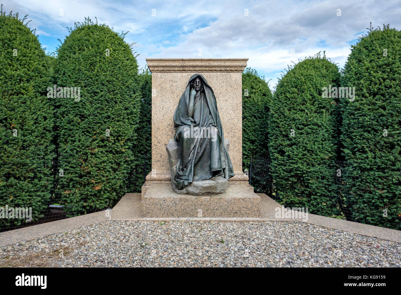 El Adams Memorial, escultura en bronce, artista estadounidense Augustus Saint-Gaudens, en Rock Creek Cemetery en Washington, DC, Estados Unidos de América, EE.UU. Foto de stock