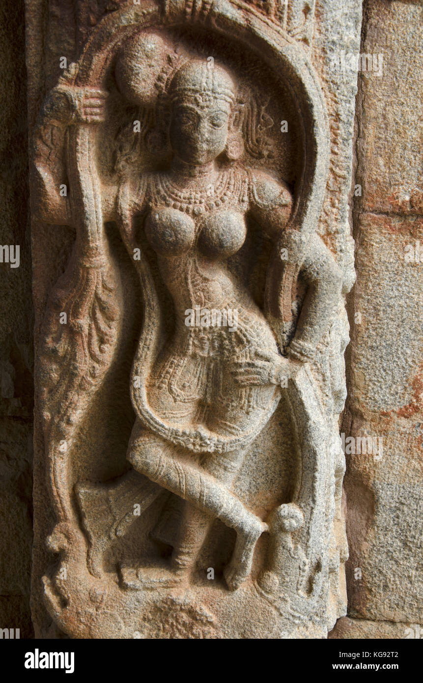 Tallar detalles sobre la pared exterior de la puerta de entrada, el complejo del templo vittala, hampi, Karnataka, India. Construido en el siglo 15, fue construido durante la re Foto de stock