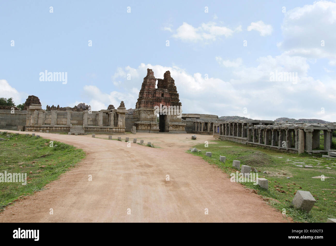 Entrada templo vittala gopuram, complejo, hampi, Karnataka, India. Construido en el siglo 15, fue construido durante el reinado del rey devaraya segundo (1422 Foto de stock
