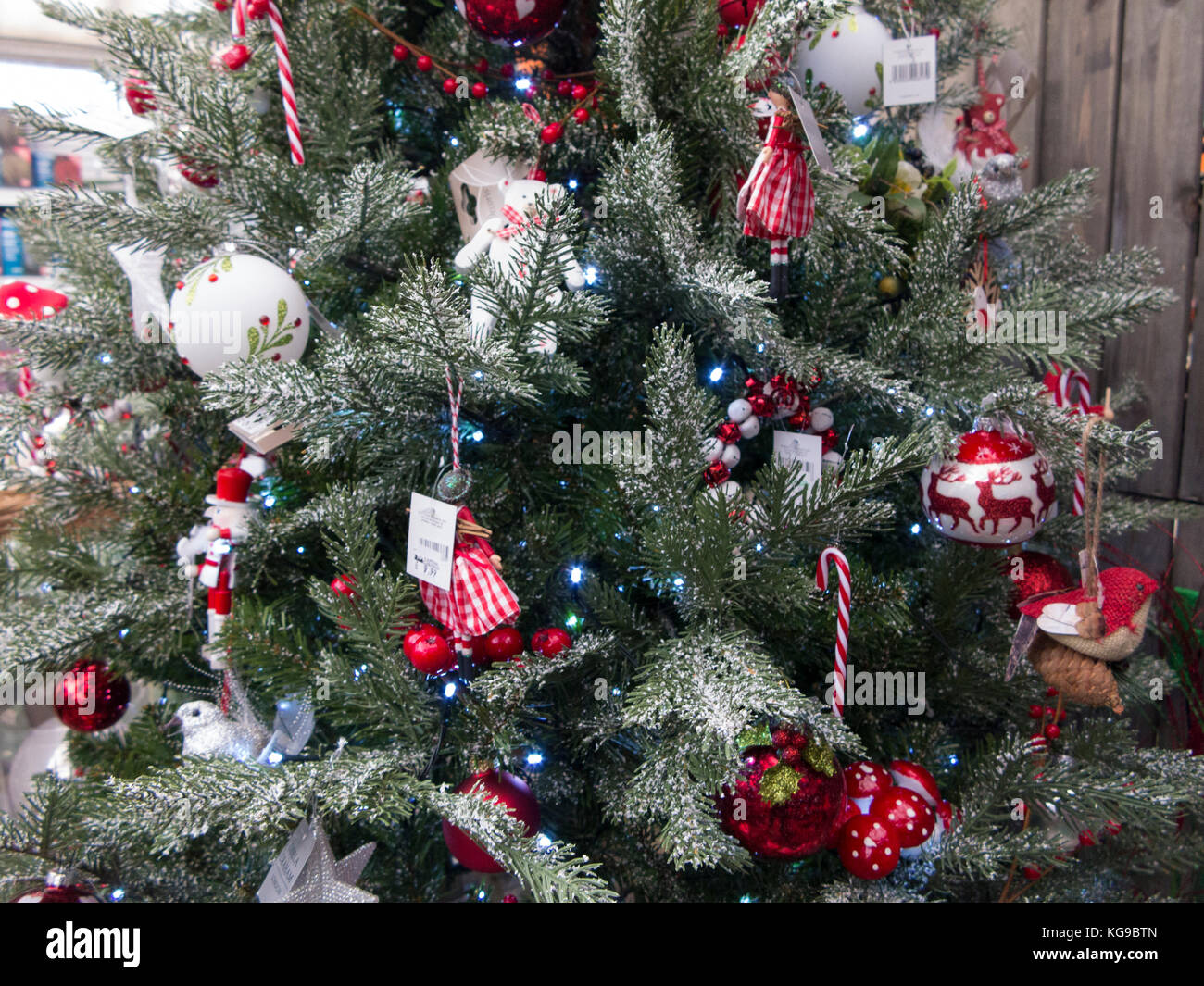 Decoraciones de Navidad para la venta en un centro de jardinería Fotografía  de stock - Alamy