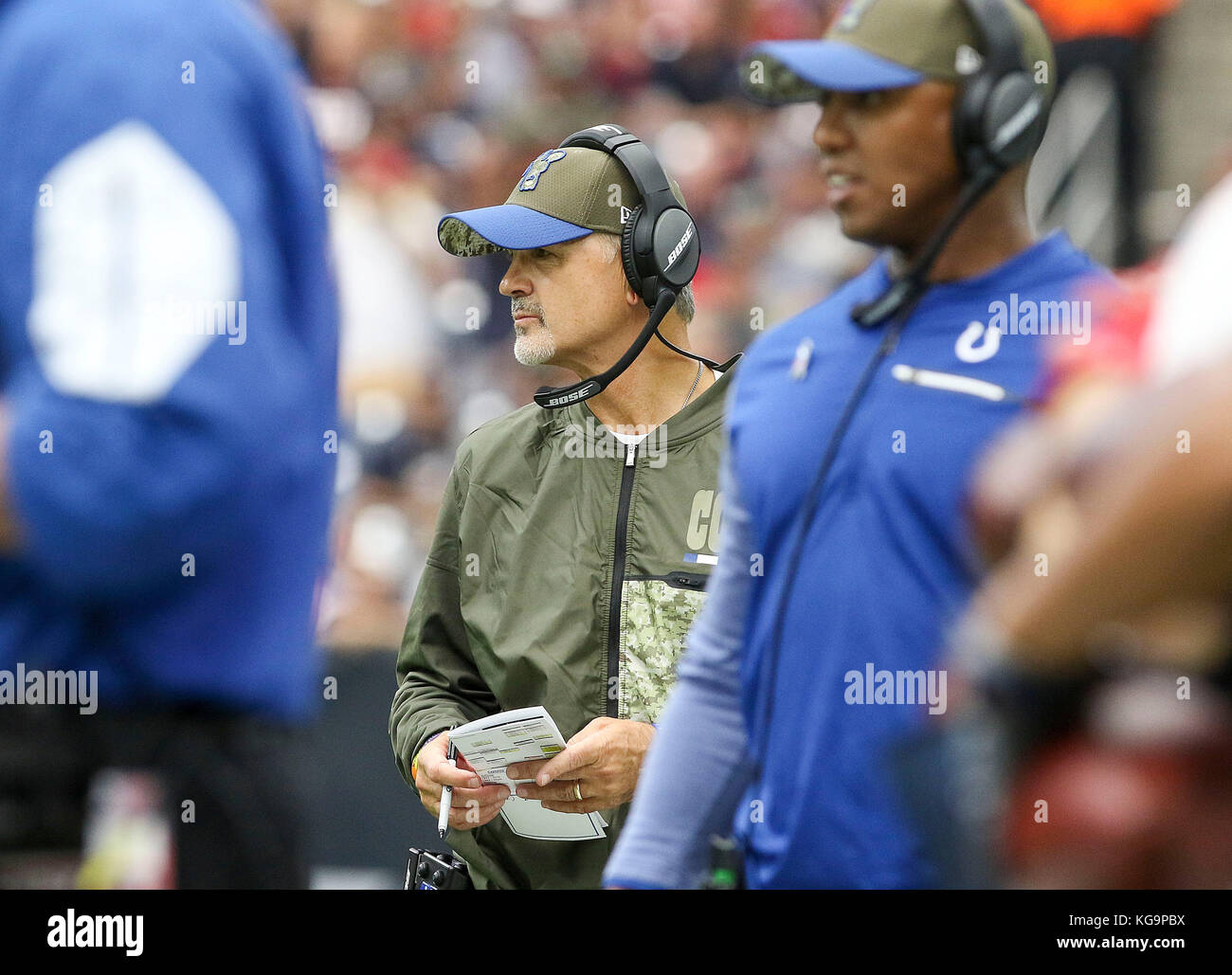 Houston, TX, EE.UU. 5 nov, 2017. Indianapolis Colts head coach Chuck Pagano en el primer trimestre durante el NFL juego entre los Indianapolis Colts y los Houston Texans en NRG Stadium en Houston, TX. John Glaser/CSM/Alamy Live News Foto de stock