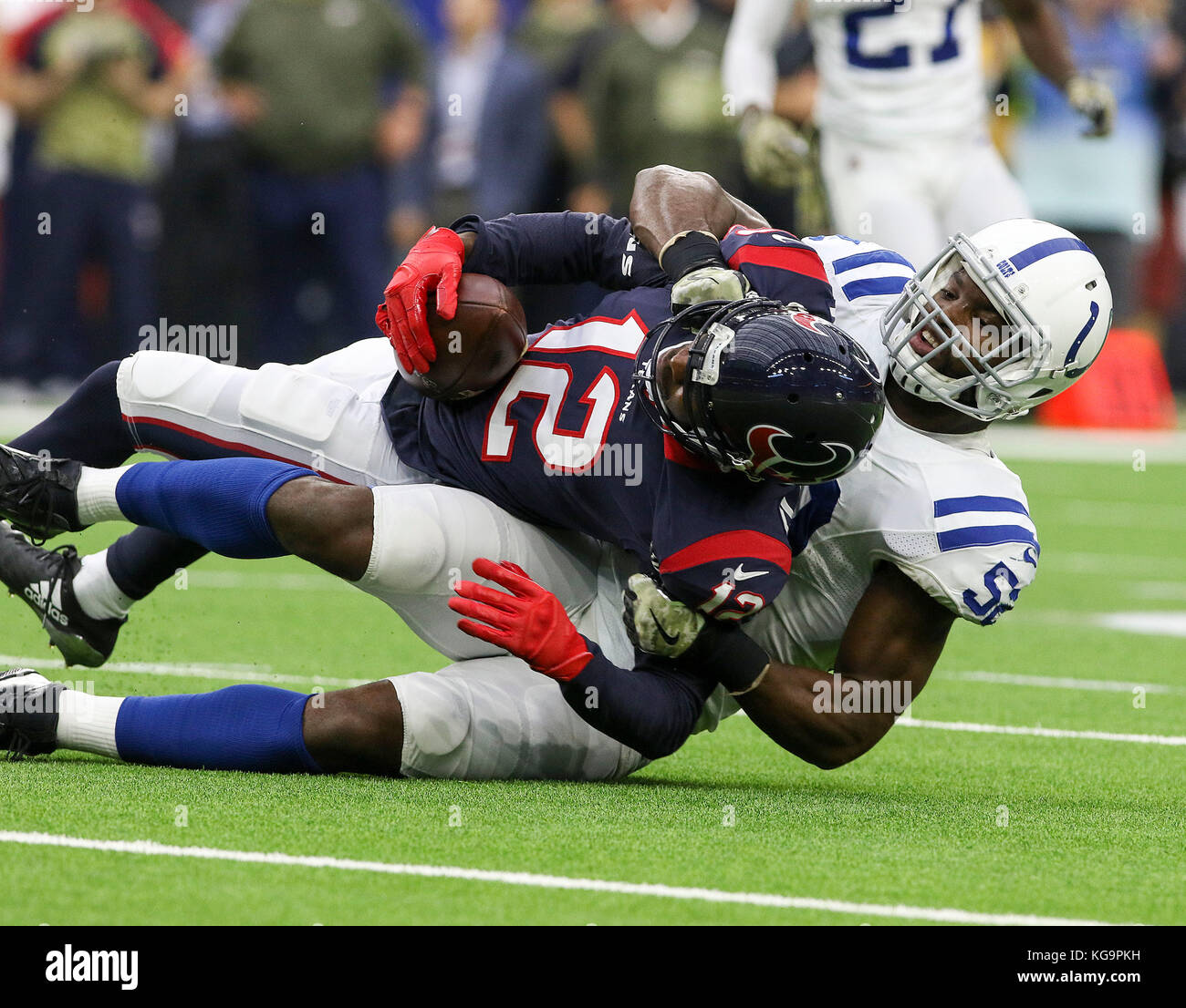 Houston, TX, EE.UU. 5 nov, 2017. Houston Texans receptor ancho Bruce Ellington (12) es abordado por Indianapolis Colts operación Linebacker Barkevious Mingo (52) en el primer trimestre durante el NFL juego entre los Indianapolis Colts y los Houston Texans en NRG Stadium en Houston, TX. John Glaser/CSM/Alamy Live News Foto de stock