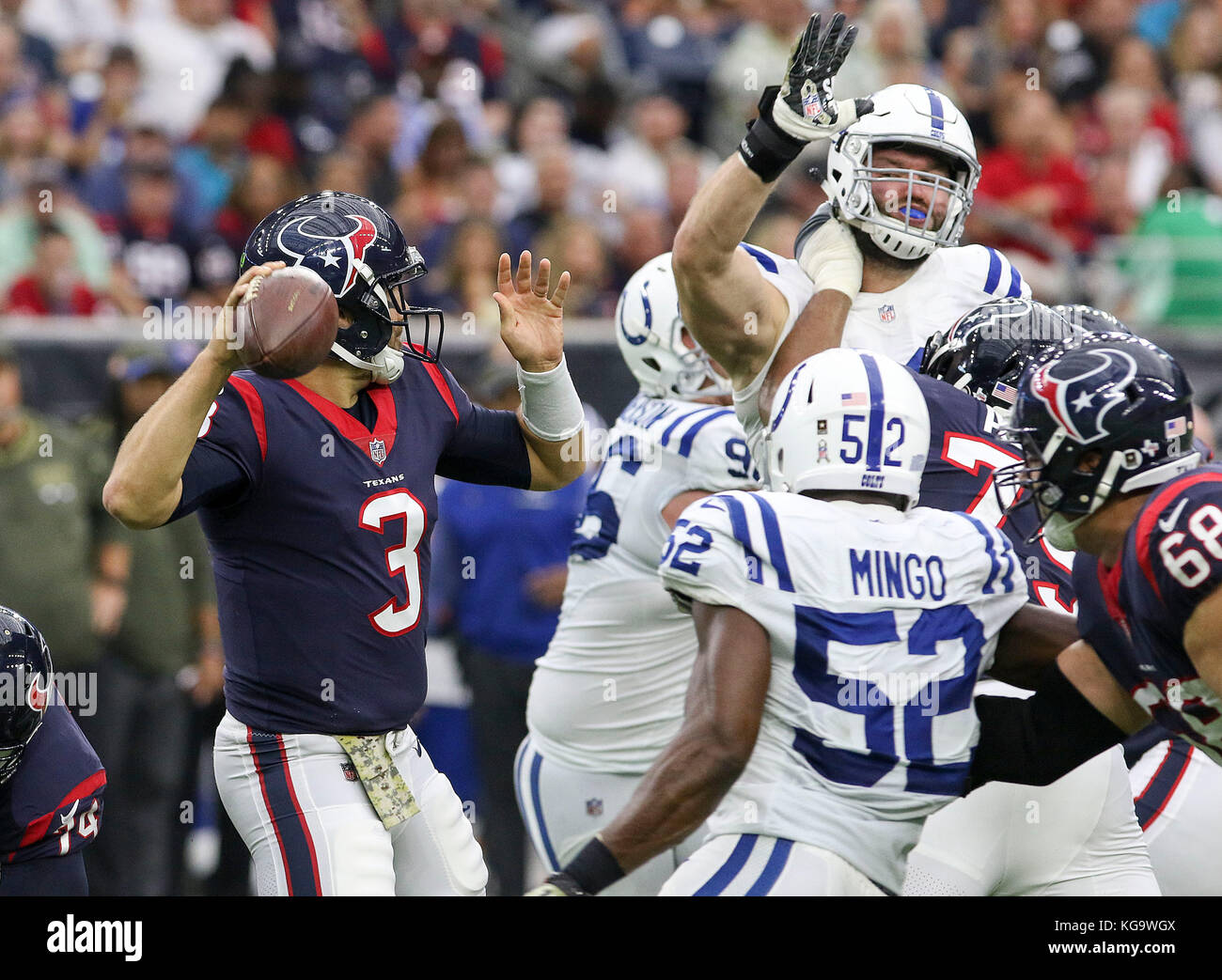 Houston, TX, EE.UU. 5 nov, 2017. Houston Texans quarterback Tom Savage (3) cae a pasar en el tercer trimestre durante el NFL juego entre los Indianapolis Colts y los Houston Texans en NRG Stadium en Houston, TX. John Glaser/CSM/Alamy Live News Foto de stock