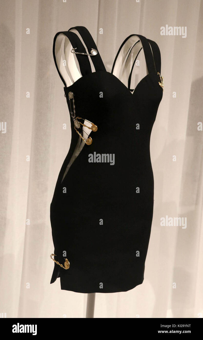 Vestido versace fotografías e imágenes de alta resolución - Alamy Vestido versace fotografías e imágenes de alta resolución - Alamy