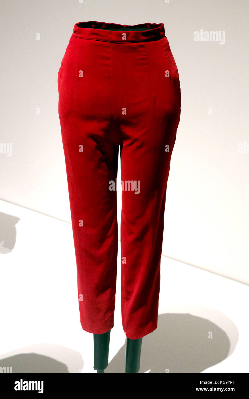 La ciudad de Nueva York, Nueva York, Estados Unidos. 4 nov, 2017. de lennart capri pantalones de terciopelo en ver como parte de la exposición 'elementos: es moda moderna?", celebrado en