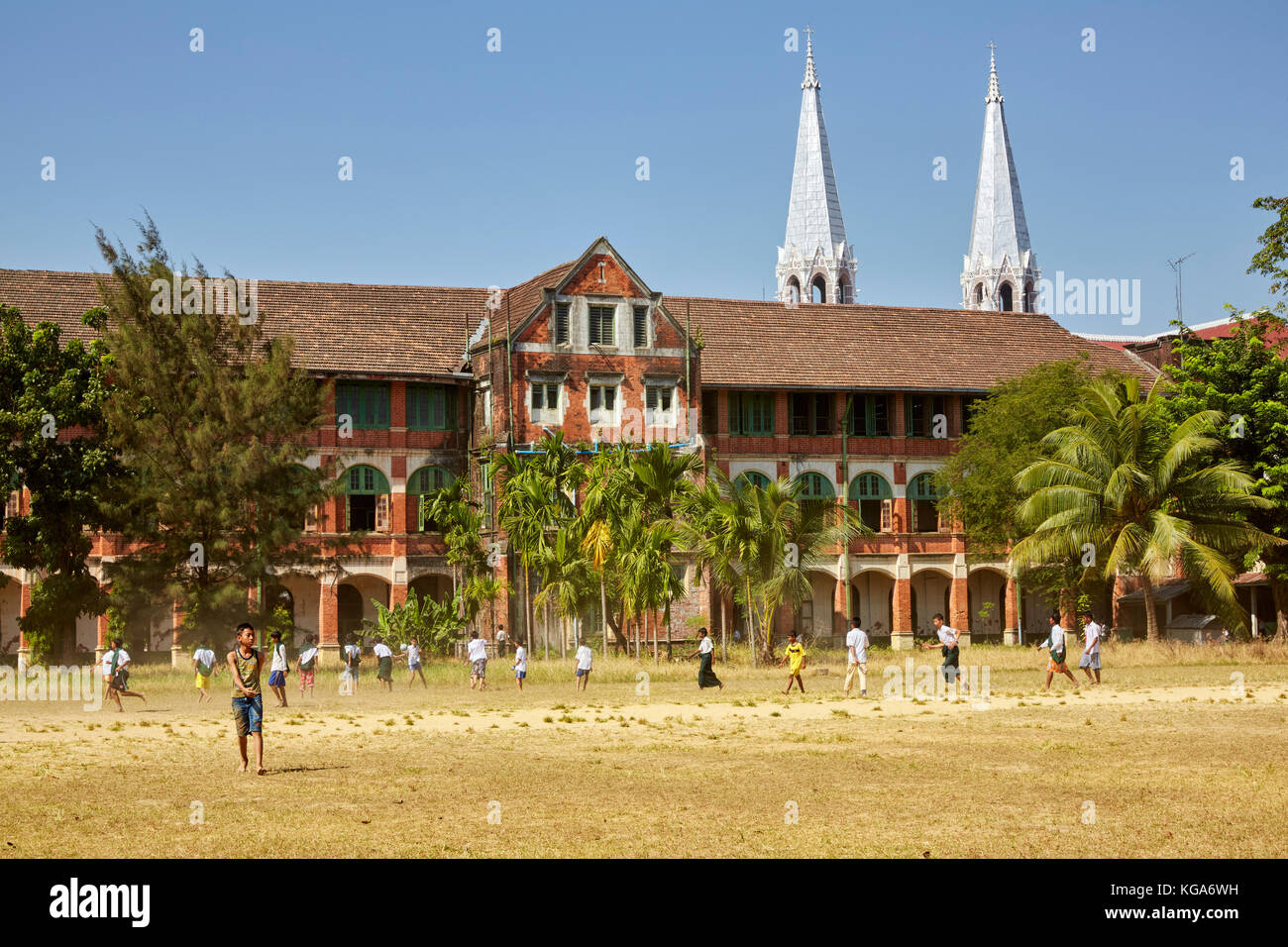 La Escuela Secundaria Básica número 6, Botataung, Yangon, Myanmar (Birmania) Foto de stock