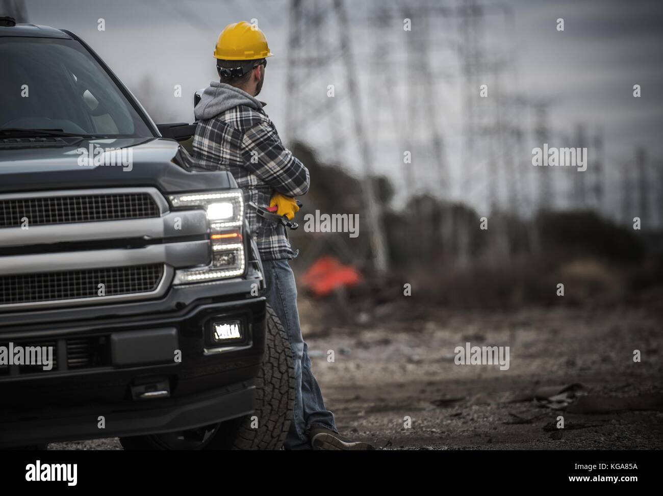 Caucasuan contratista y su camioneta. trabajo de campo. Foto de stock