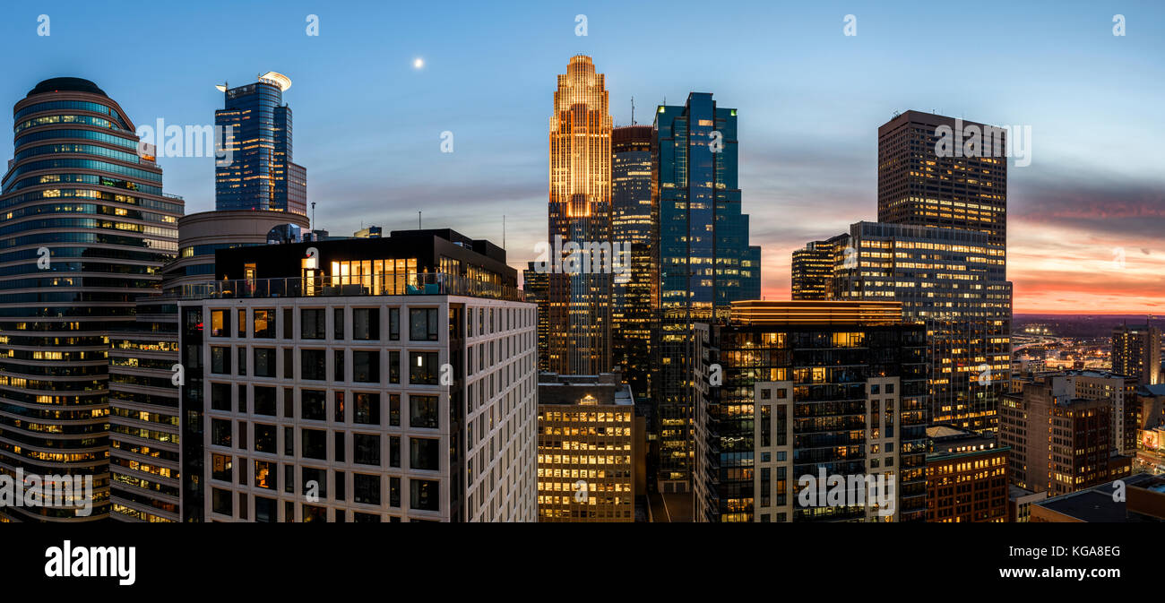 Horizonte de Minneapolis vista desde el piso 28 del edificio de apartamentos 365 Nicollet. Foto de stock