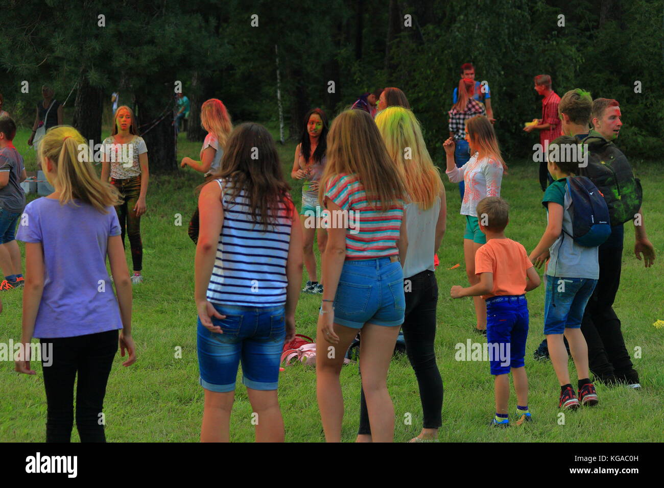 Festival de colores. Fiesta infantil, en las afueras de la ciudad Foto de stock