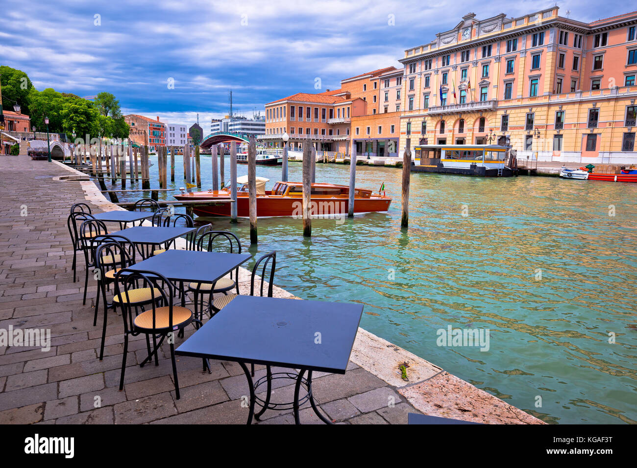 Vista del canal grande en Venecia, destino turístico en la región del Véneto, Italia Foto de stock