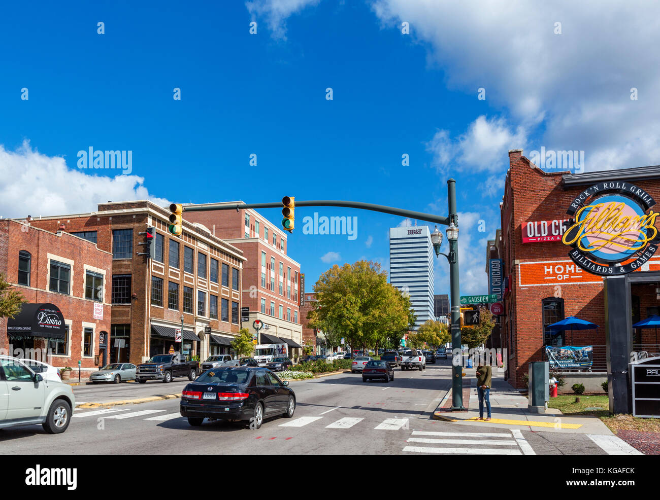 Gervais Street en el centro de la ciudad de Columbia, Carolina del Sur, EE.UU. Foto de stock
