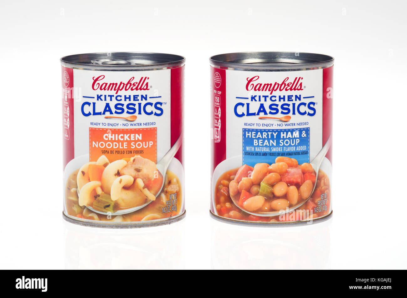 2 latas de sopa Campbell's Kitchen clásicos, 1 de pollo con fideos y 1 delicioso jamón y Bean Foto de stock