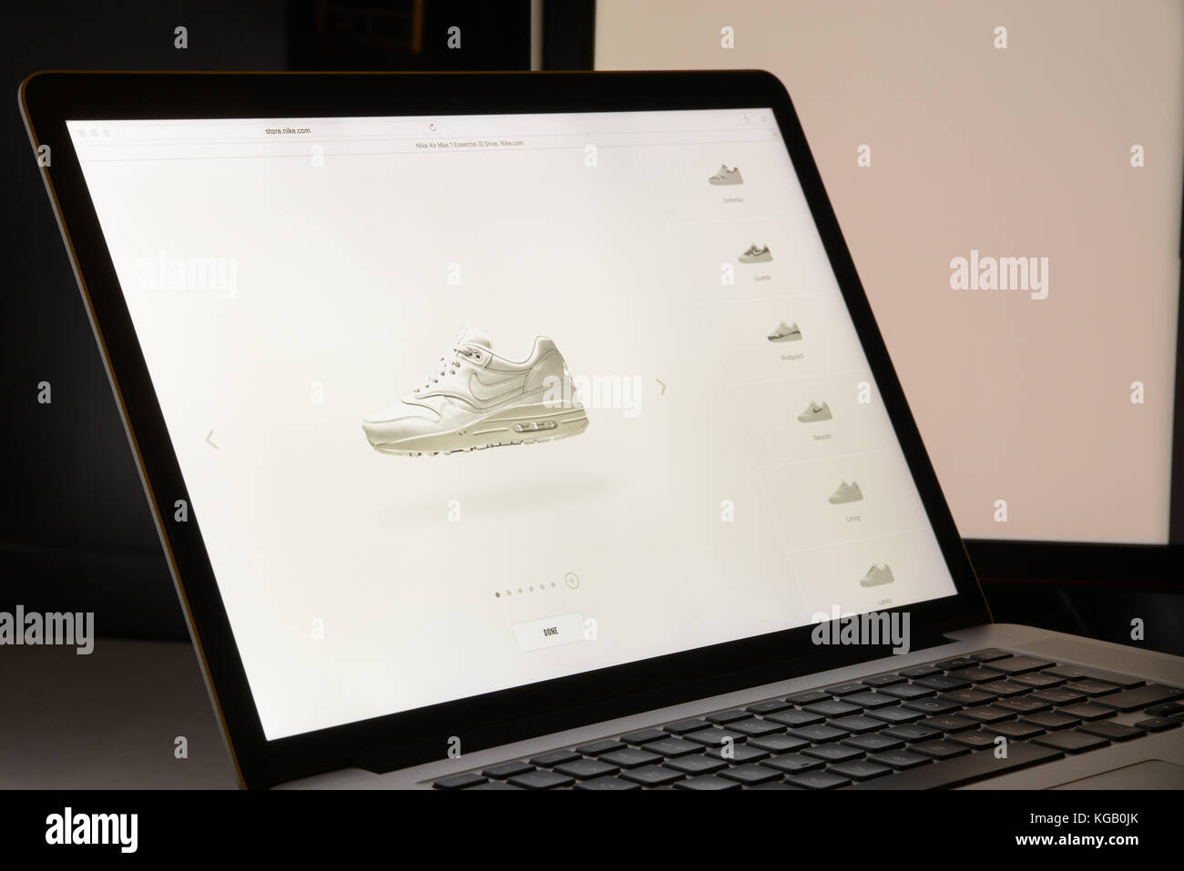 Boquilla tornillo árabe Nike clothing fotografías e imágenes de alta resolución - Página 5 - Alamy