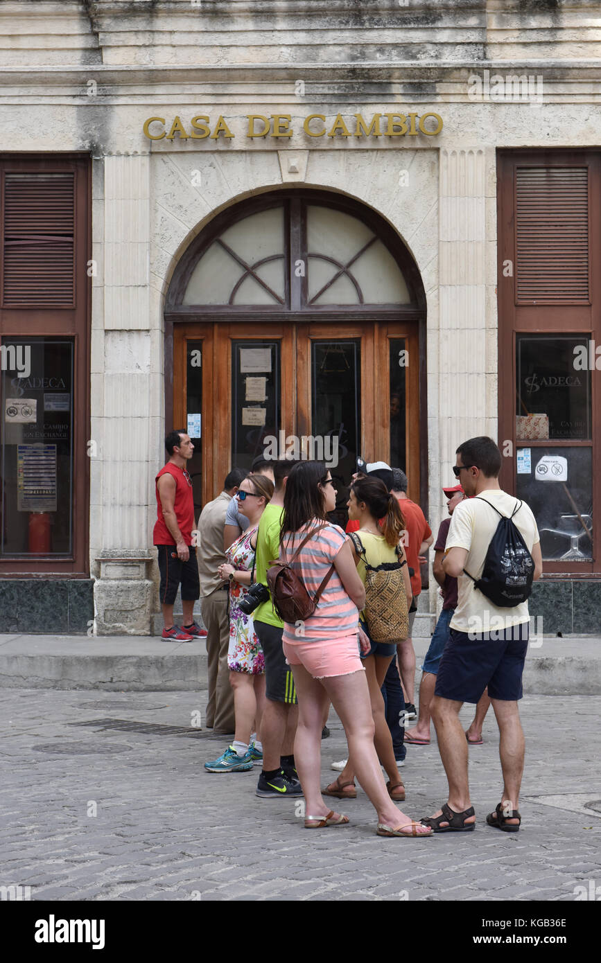 Los extranjeros en frente de un intercambio de dinero a Cuba La Habana Vieja Foto de stock