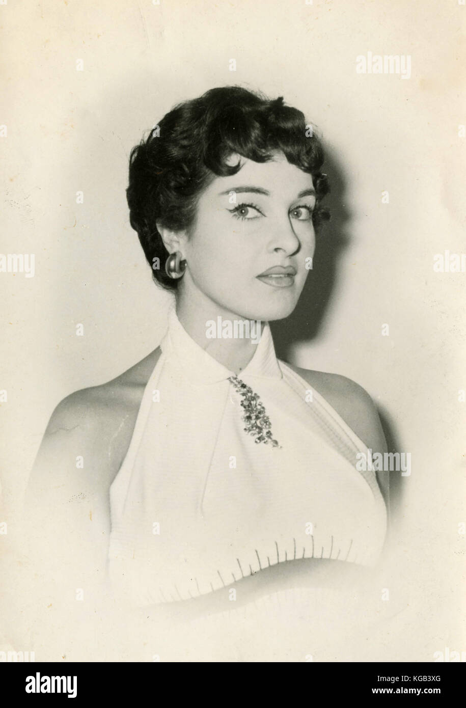 Retrato de una mujer con top blanco, 1960 Foto de stock