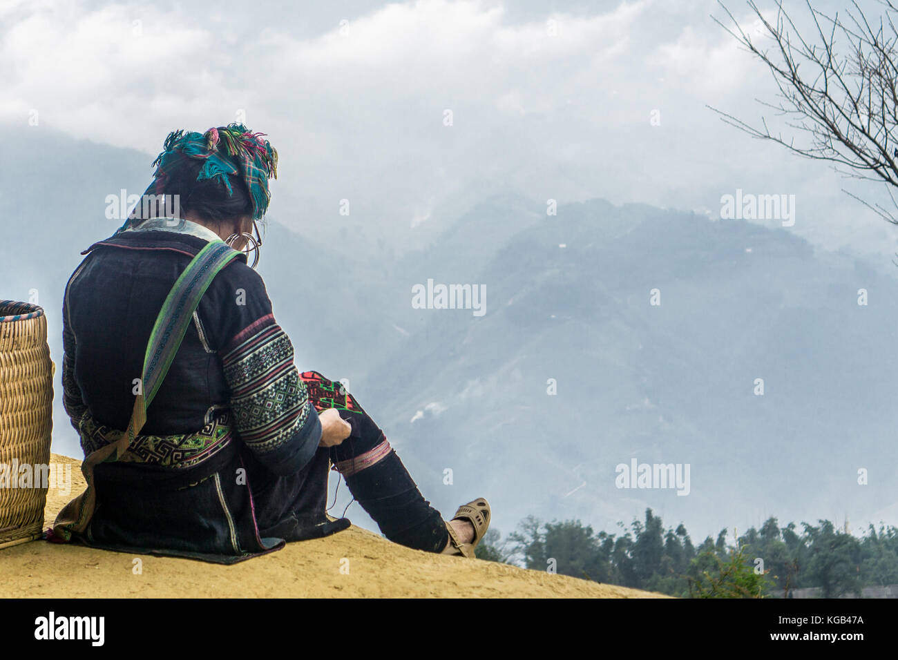 Homestay con pueblo hmong - mujeres haciendo manualidades Foto de stock