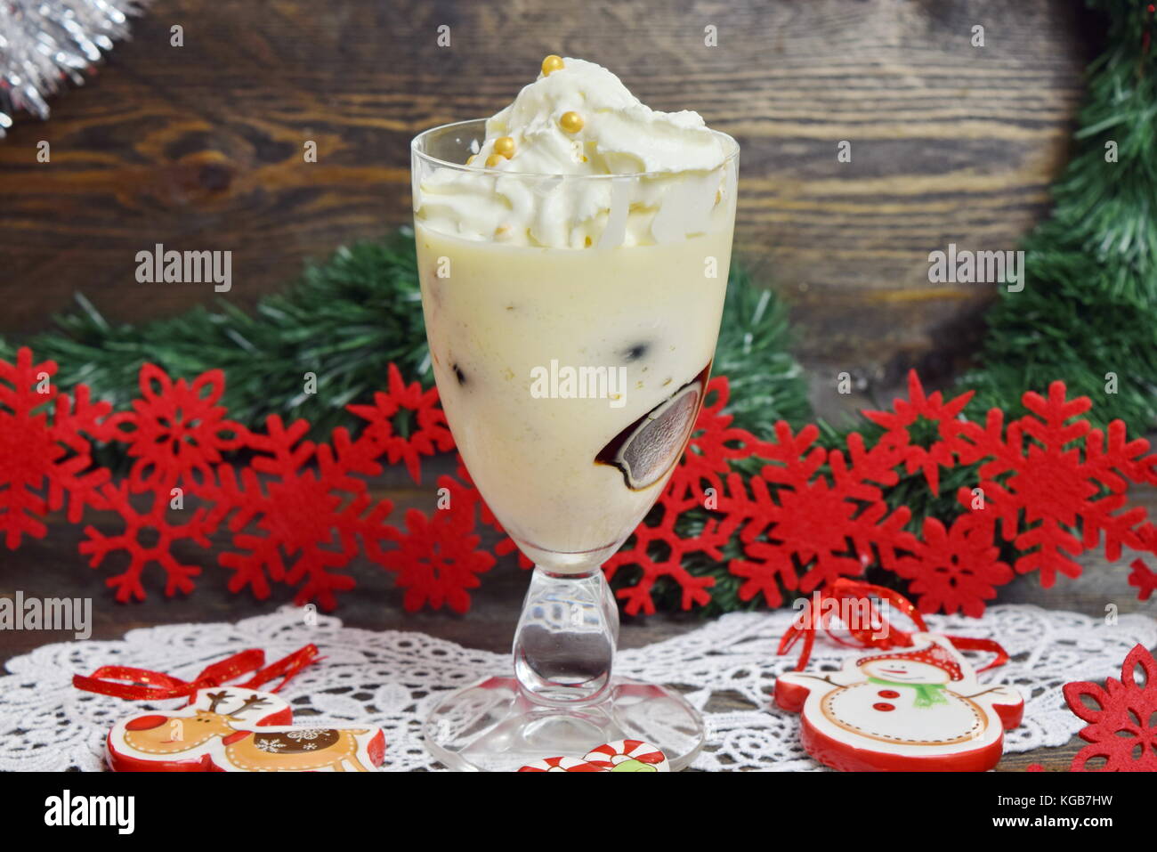 Postre con licor irlandés cubos de gelatina con crema batida en un vaso. La Navidad y el año nuevo concepto Foto de stock