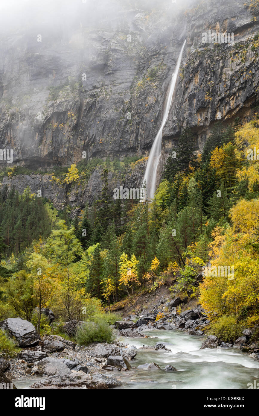 Cascada, montaña, niebla y río en otoño Foto de stock