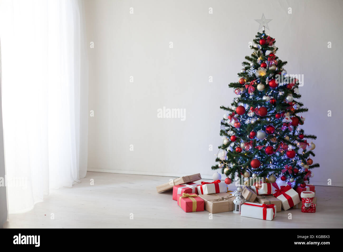 Decoración de Navidad sala blanca regalos árbol de año nuevo Fotografía de  stock - Alamy