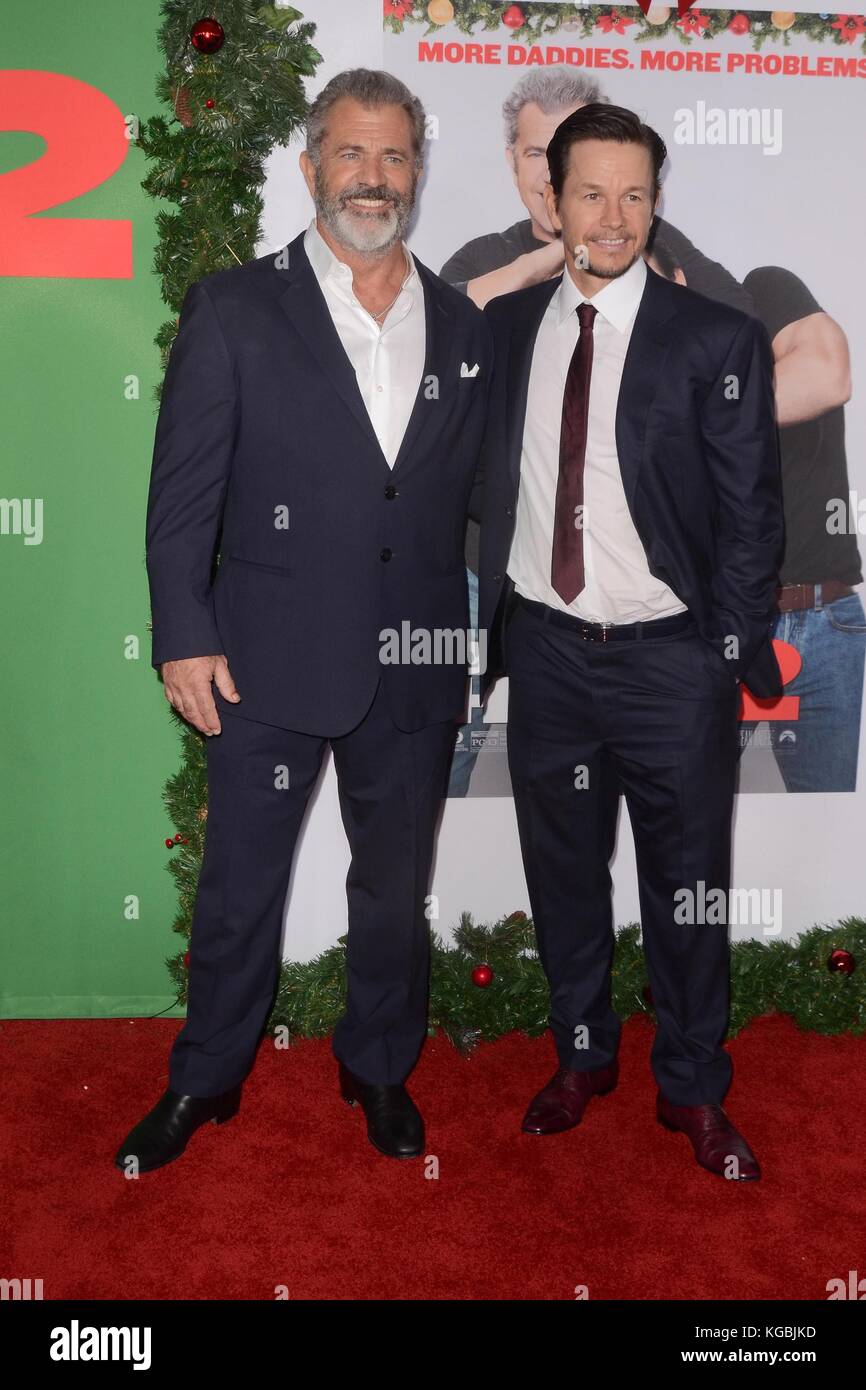 ¿Cuánto mide Mel Gibson? - Altura - Real height - Página 2 Los-angeles-ca-ee-uu-5-nov-2017-mel-gibson-mark-wahlberg-en-la-terminal-de-llegadas-de-daddys-home-2-premiere-regency-westwood-village-theatre-los-angeles-ca-el-5-de-noviembre-de-2017-credito-priscilla-grant-everett-collection-alamy-live-news-kgbjkd