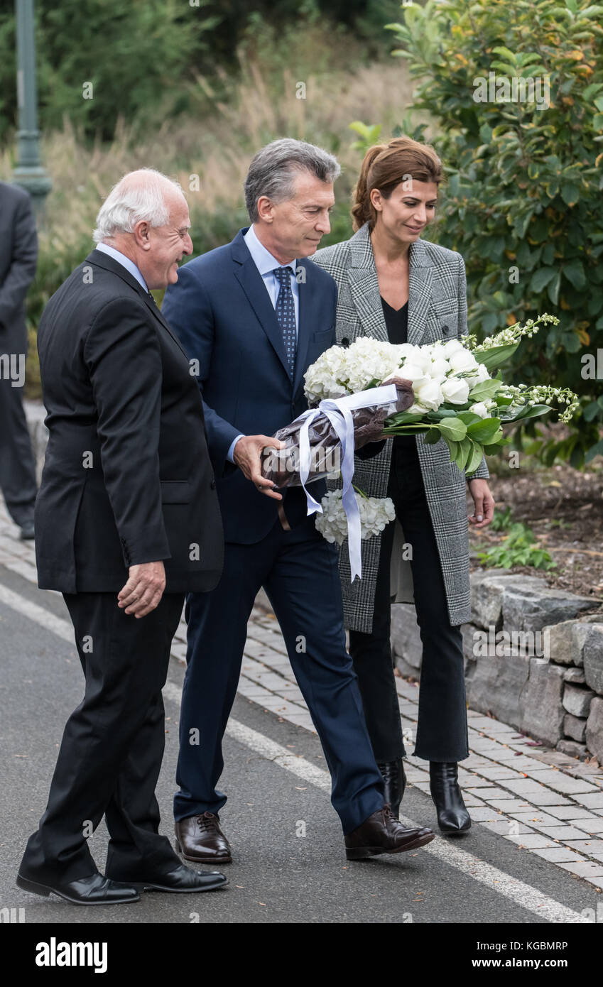 Nueva York, Ee.Uu., 6 De Noviembre De 2017. El presidente argentino  Mauricio Macri (C) lleva una corona de flores flanqueada por su esposa  Juliana Awada y el gobernador de Santa Fe Miguel