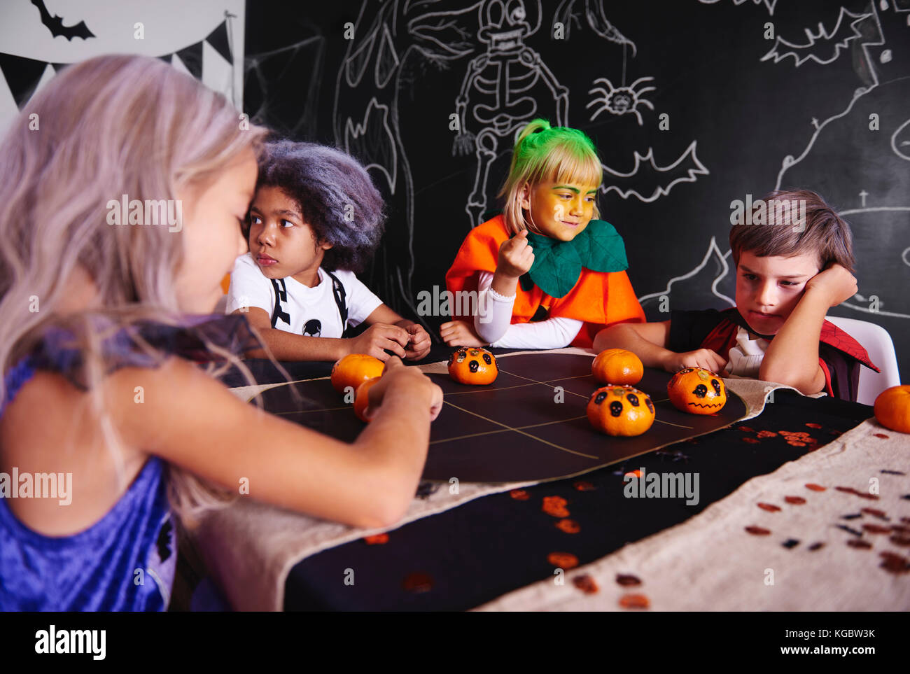 Niños jugando juegos mientras fiesta de Halloween Foto de stock
