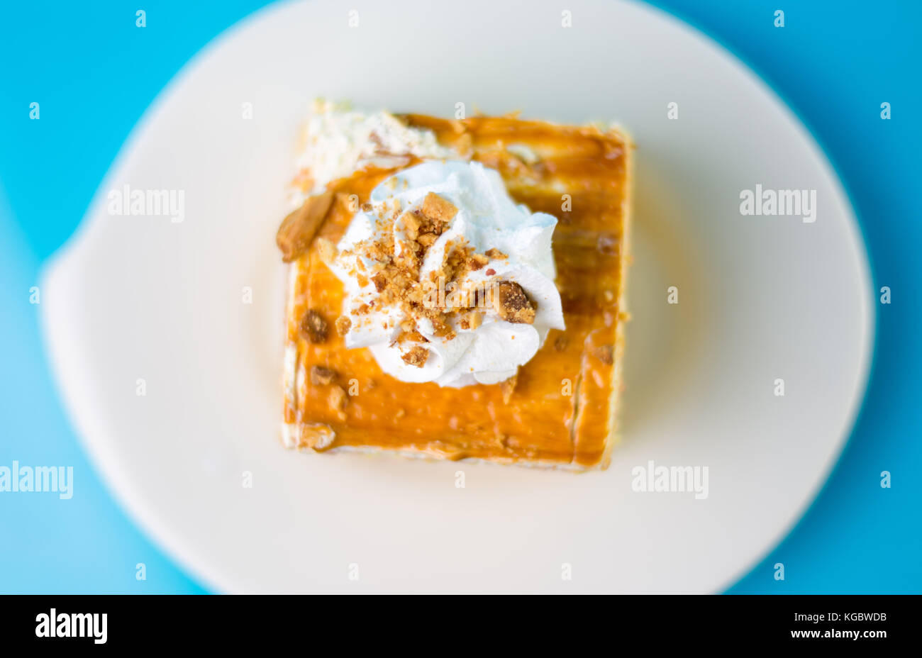 Detalles de torta dulce crema batida y cacahuetes decoración Foto de stock