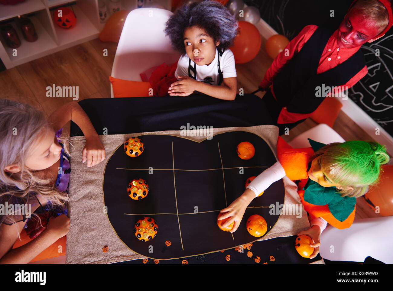 Los niños pasar tiempo juntos mientras parte juego Foto de stock