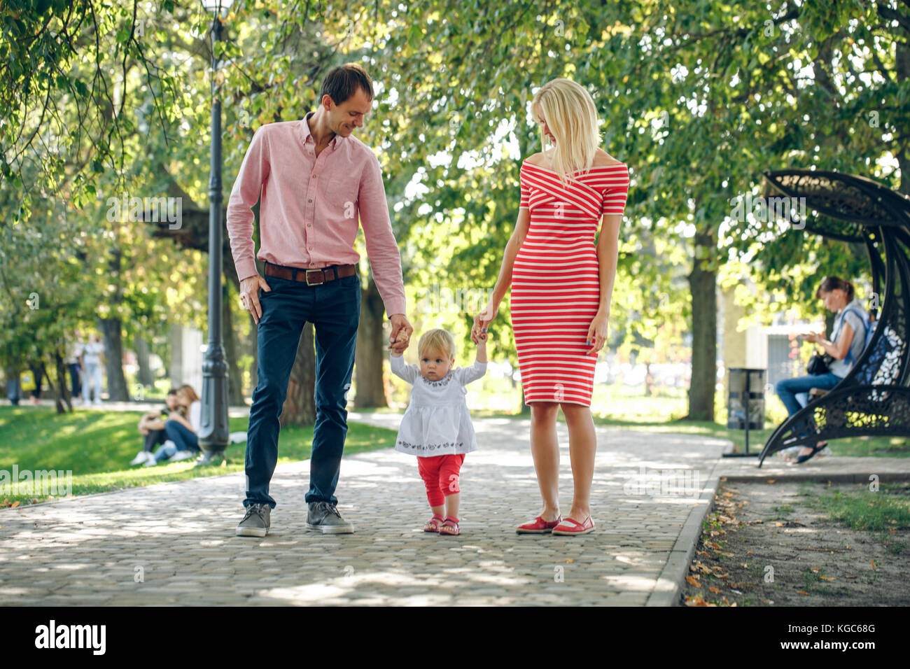 Caminar En El Parque De La Familia Mama Y Papa Que Va De La Mano Con Un Bebe Los Padres Aprenden A Caminar Bebe Fotografia De Stock Alamy Caminar En El Parque De La Familia Mama Y Papa Que Va De La Mano Con Un Bebe Los Padres Aprenden A Caminar Bebe Fotografia De Stock Alamy