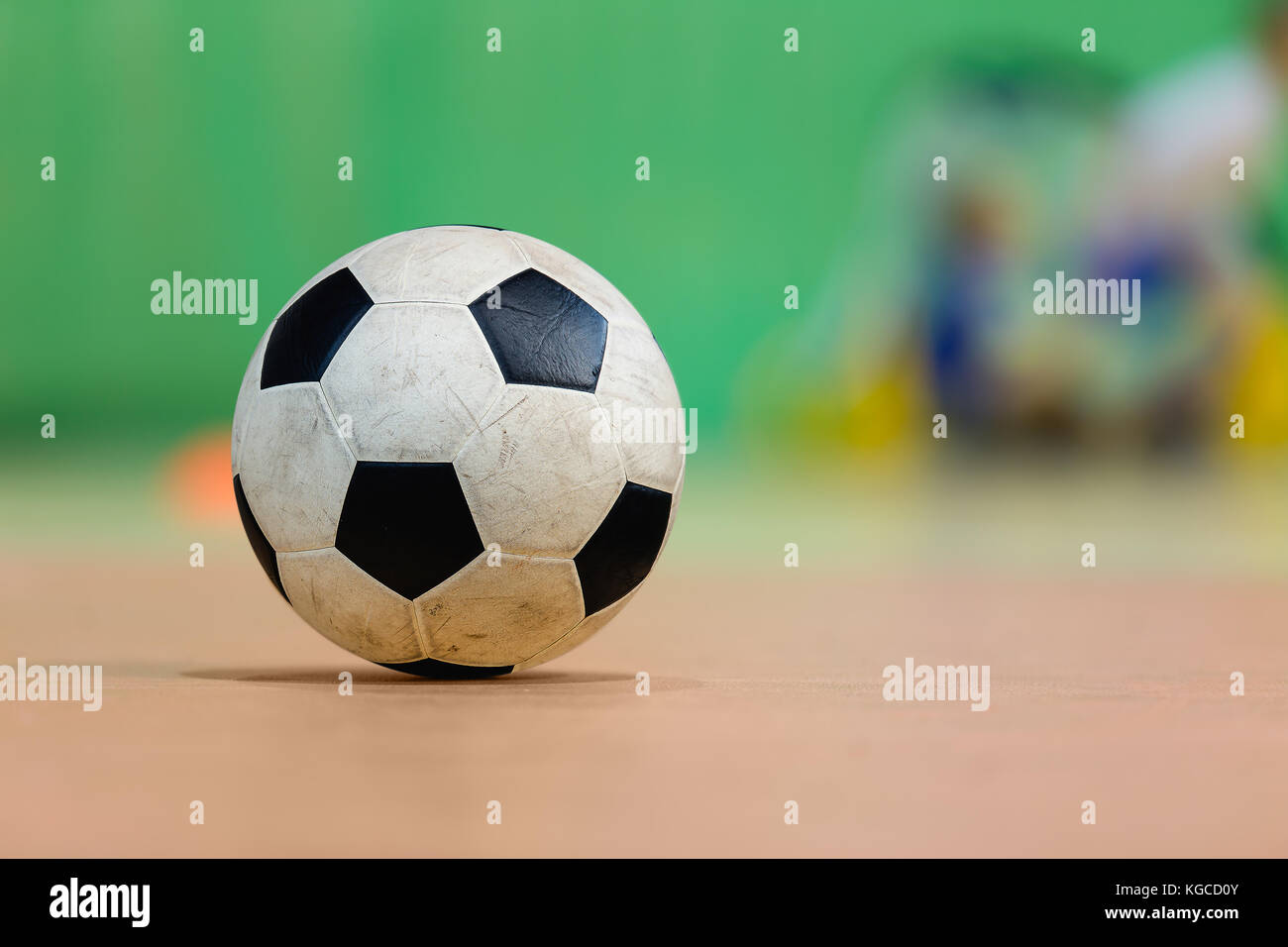 Fútbol sala de deportes. Futsal fútbol balón y piso de futsal. Deporte de  Futsal de fondo. Cubierta de Invierno de la Liga de Fútbol Fotografía de  stock - Alamy