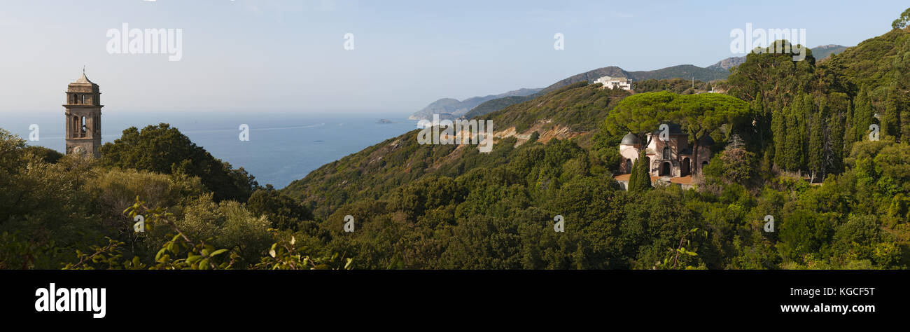 Córcega: vista panorámica de la torre del campanario de la iglesia y los edificios circundantes en pino, aldea de la haute-corse en el lado occidental de Cap Corse Foto de stock