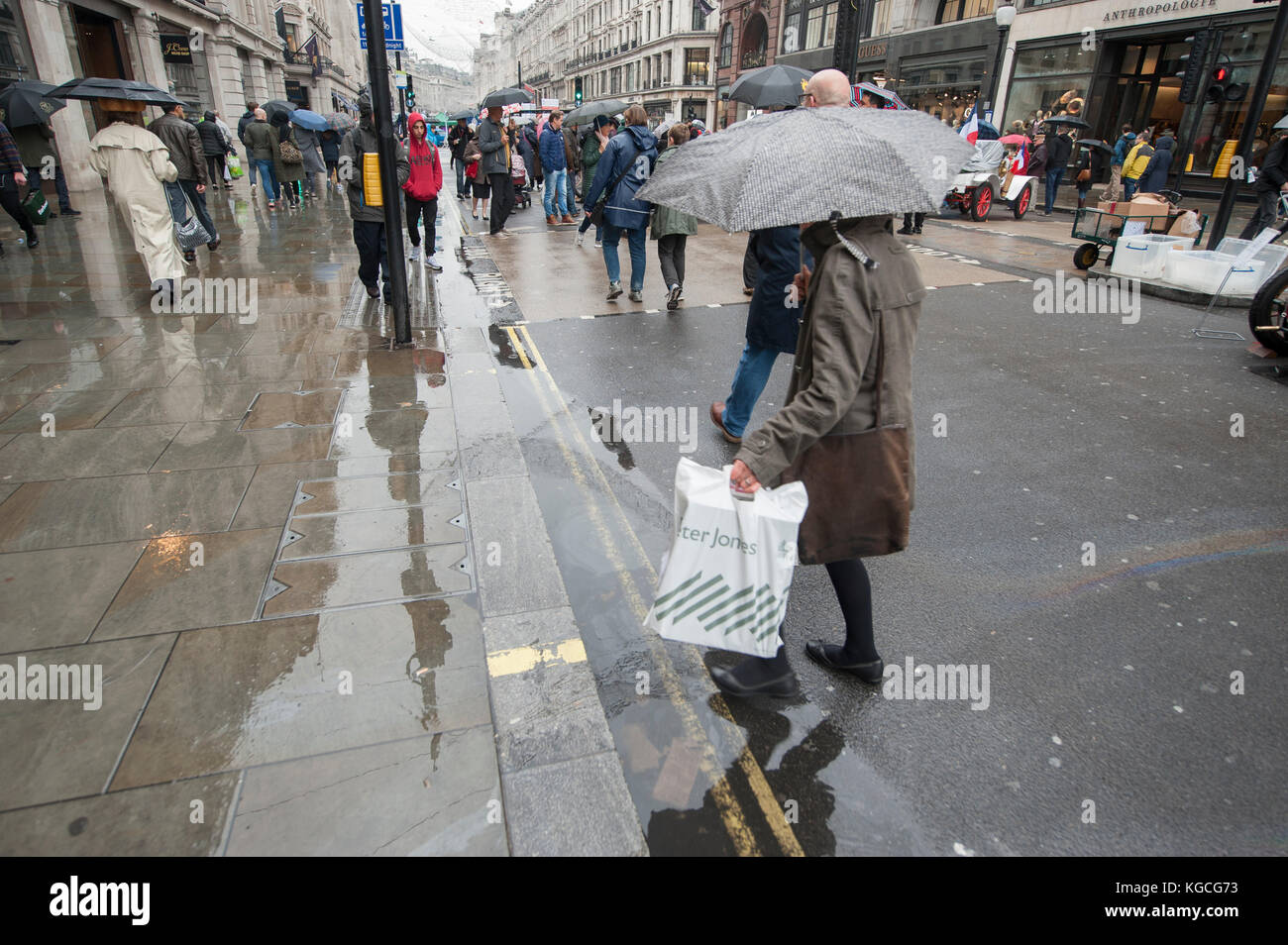 Evitando La Lluvia Fotos e Imágenes de stock - Alamy