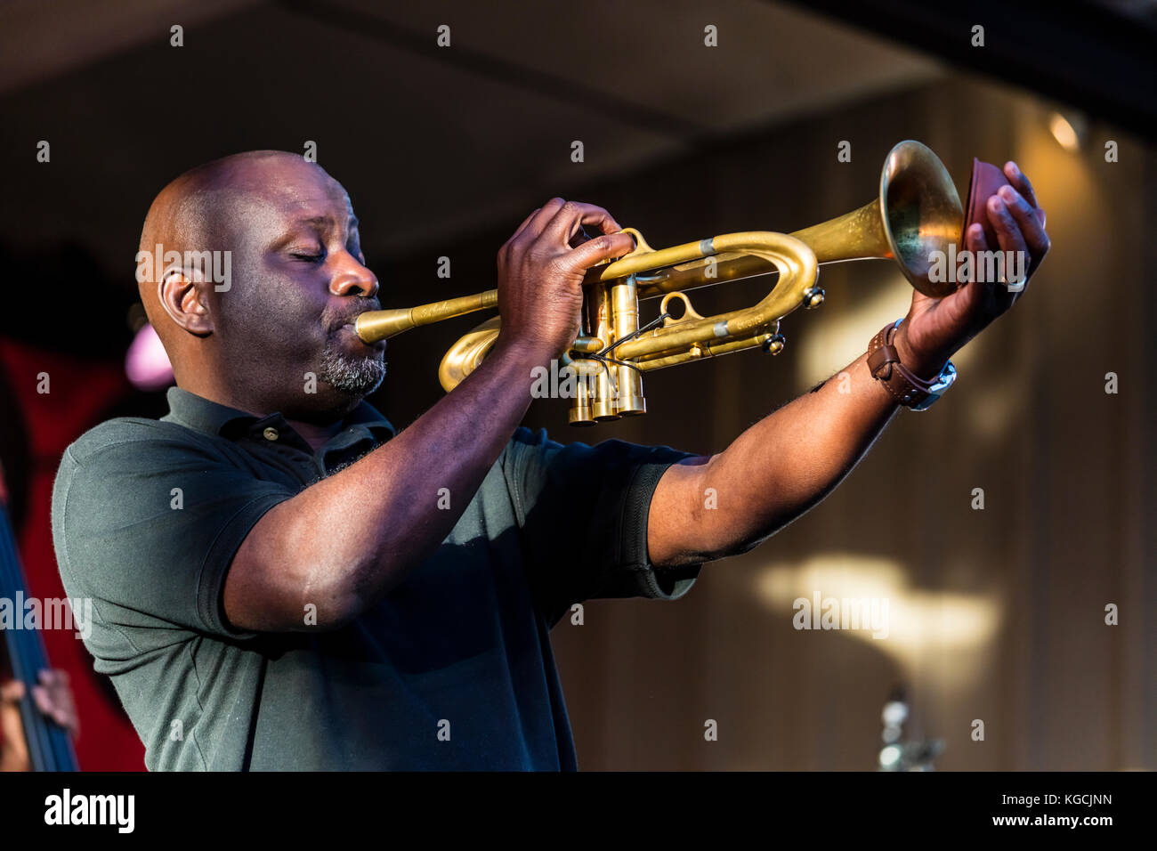 SINGLETON CHARLETON desempeña la trompeta para RANKY TANKY - 60º Festival de Jazz de Monterey, California Foto de stock