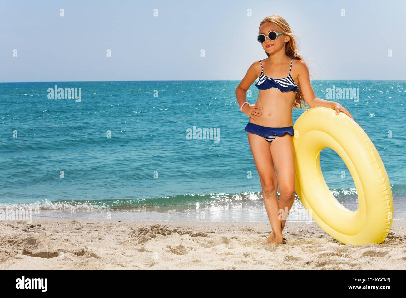 Preteen girl beach bikini fotografías e imágenes de alta resolución - Alamy