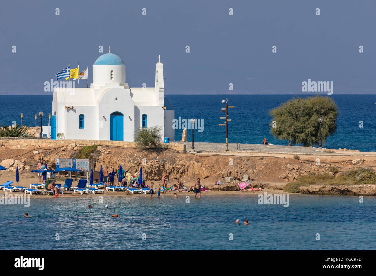 Playa de Kalamies, Iglesia de San Nicolás, Protaras, Chipre Foto de stock