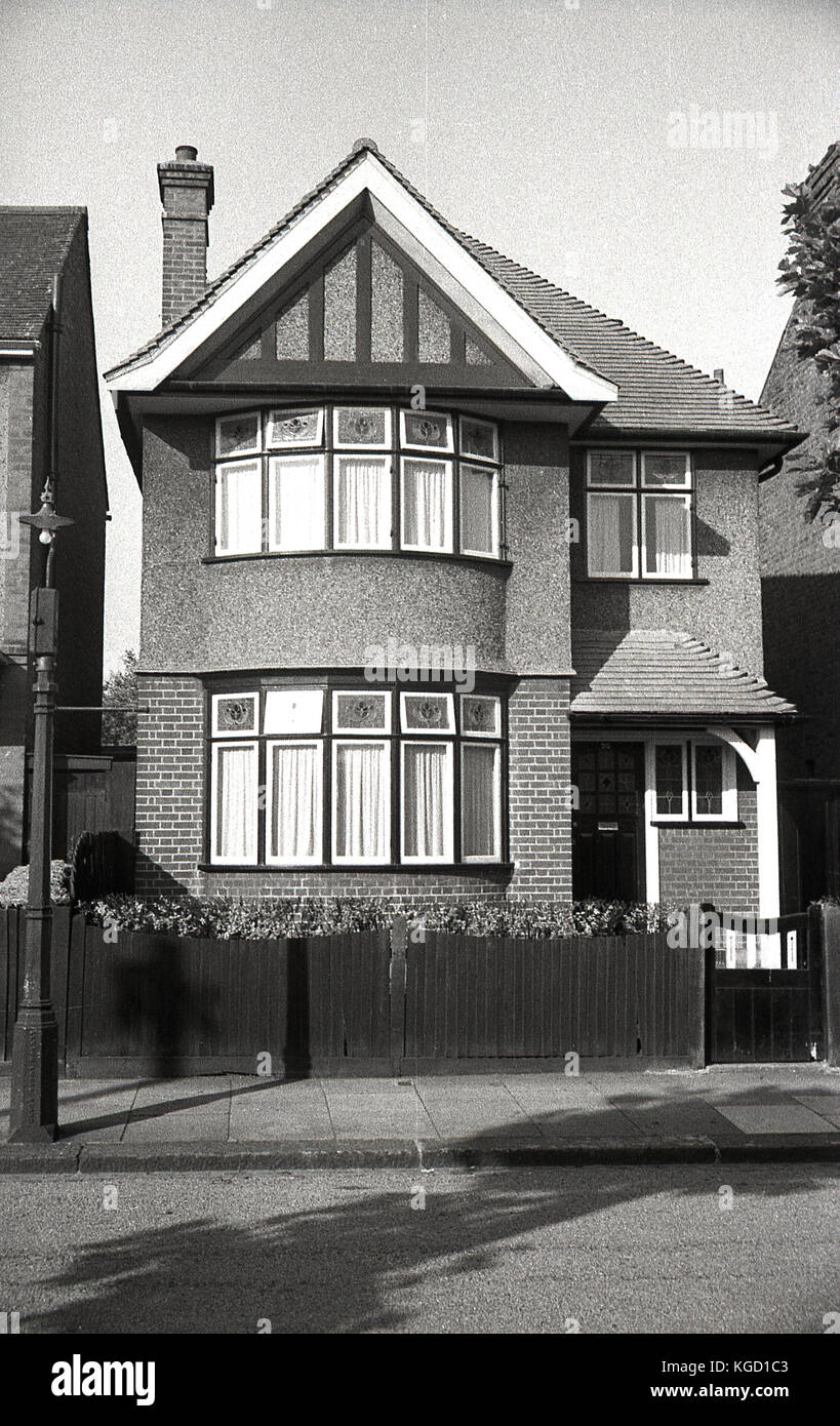 1940, Inglaterra, vista exterior de una casa unifamiliar bien construida en  los suburbios. Construido en un estilo tradicional en la era de la  preguerra de los años 30 con una bahía redonda