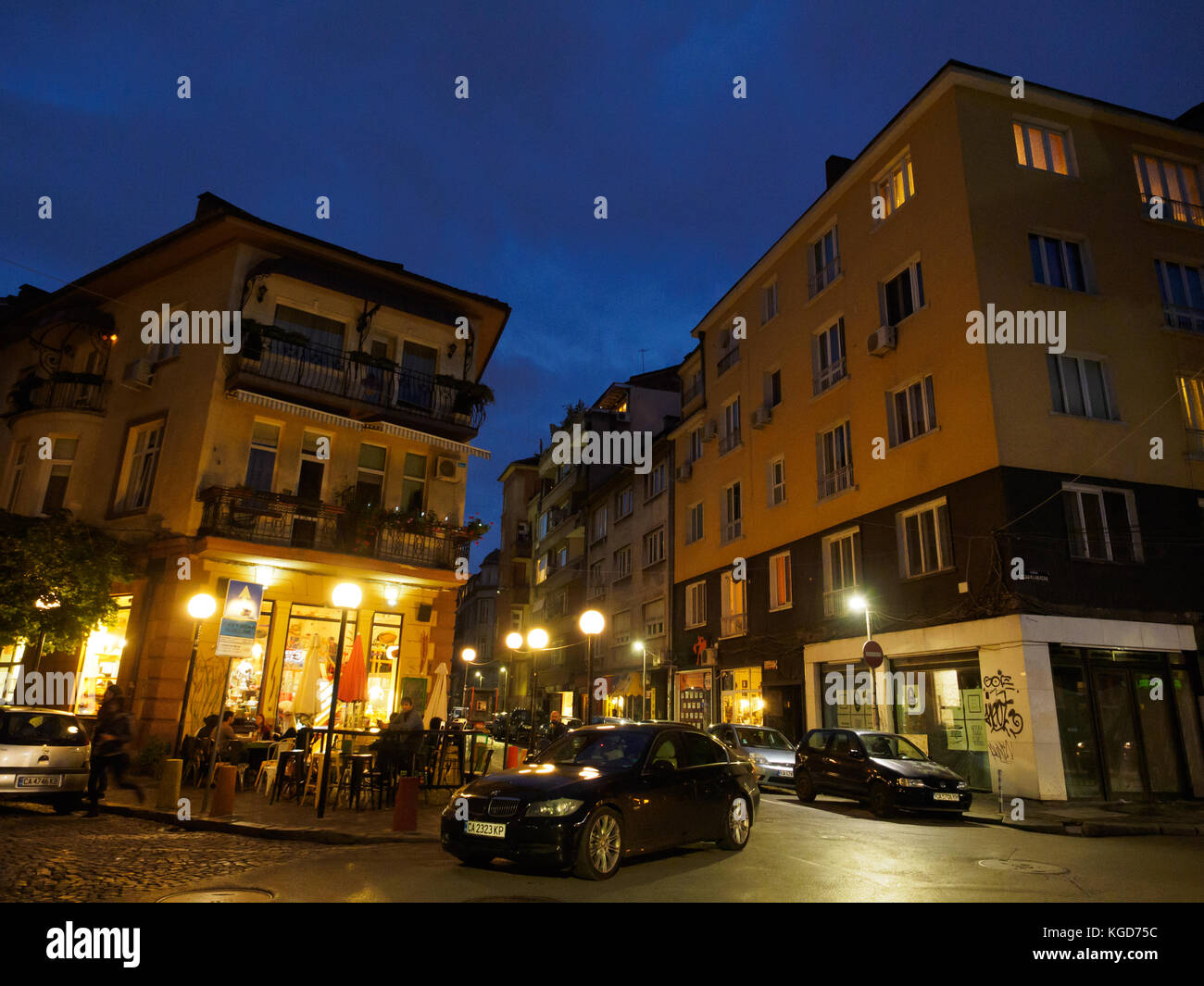 La esquina de una calle en Sofía, Bulgaria, antes de caer la noche. Foto de stock