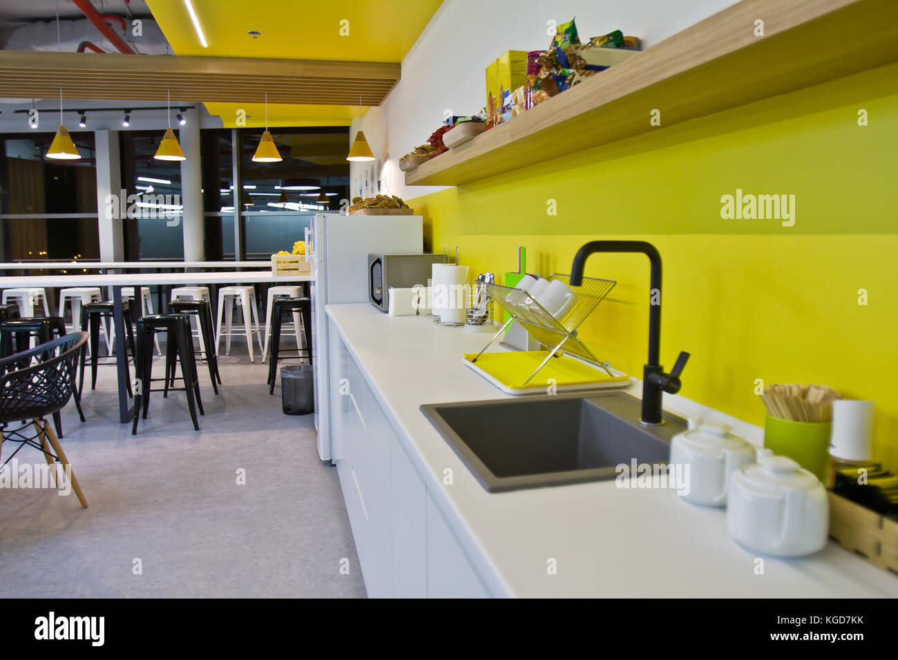 Lujoso comedor, oficina pequeña y moderna cocina de diseño interior blanco  Fotografía de stock - Alamy