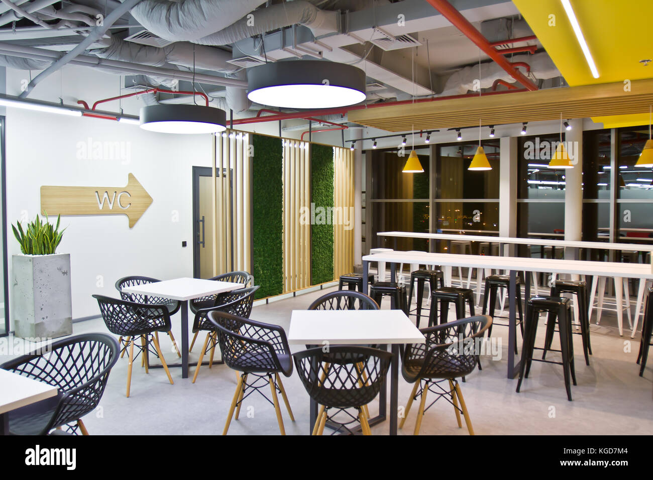 Lujoso comedor, oficina pequeña y moderna cocina de diseño interior