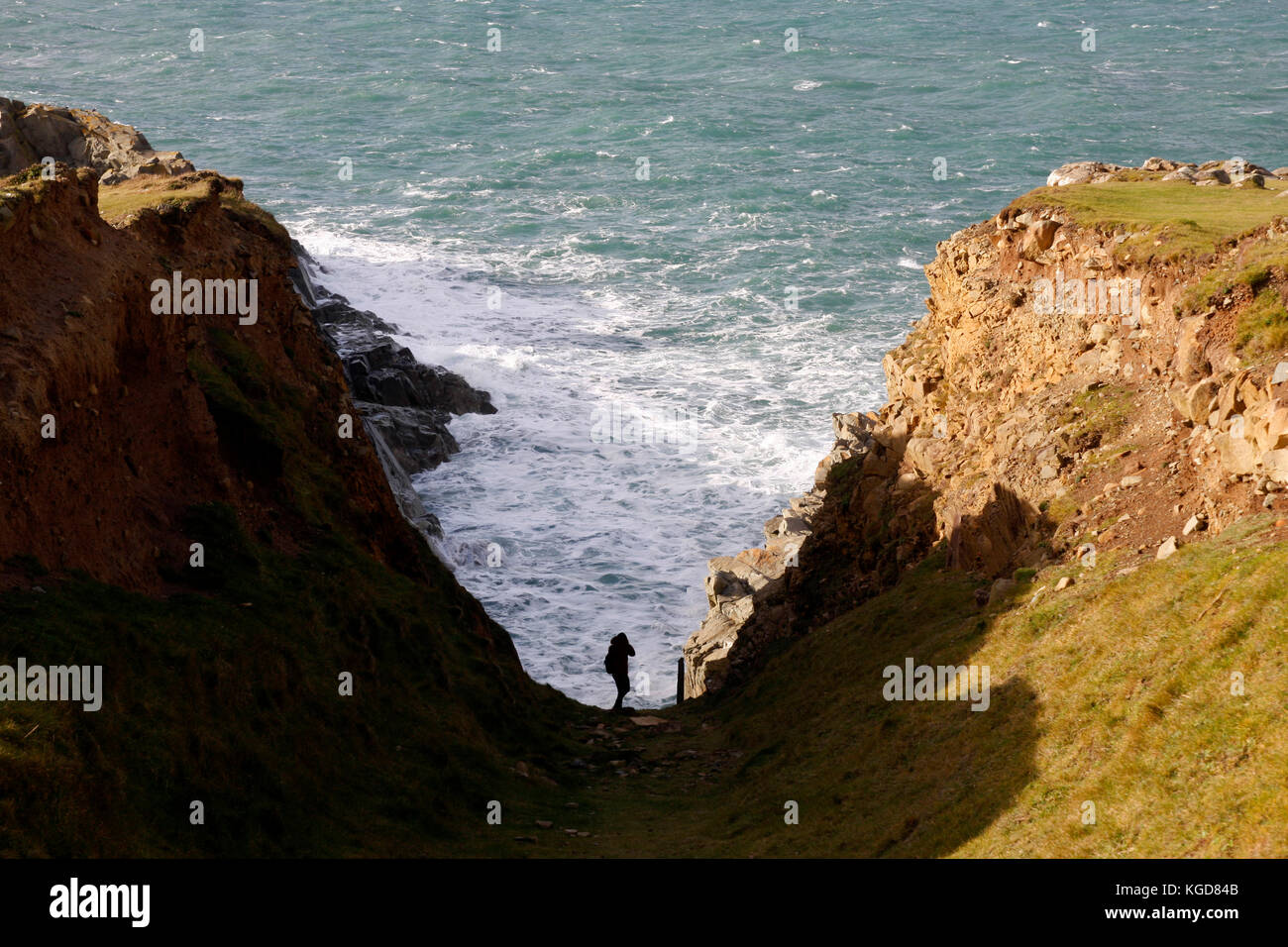 Los acantilados y el mar en la ruta costera de Pembrokeshire cerca porthgain Foto de stock