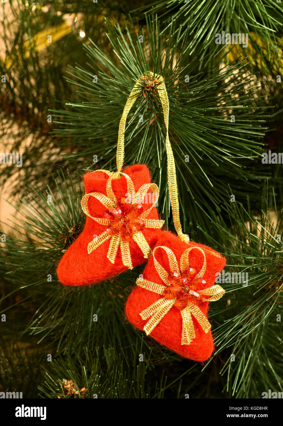 Decorado de botas de fieltro colgado del árbol de navidad Fotografía de  stock - Alamy