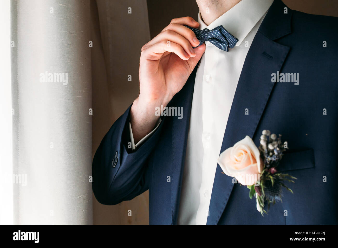 Rose anclado a la solapa del novio Fotografía de stock - Alamy