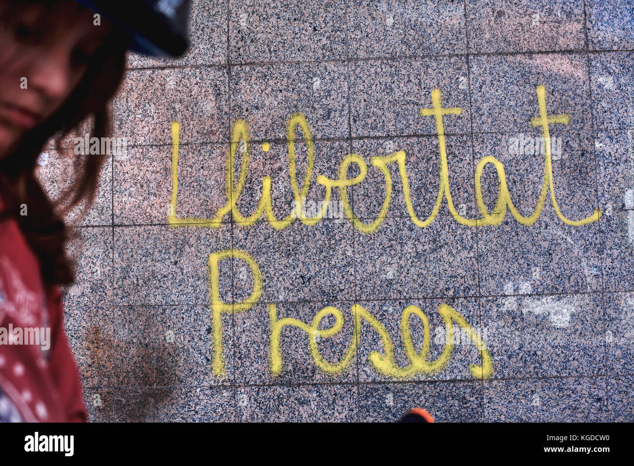 Propaganda Política pidiendo la liberación de los encarcelados ex ministros del Gobierno Catalán, Barcelona, España. Foto de stock