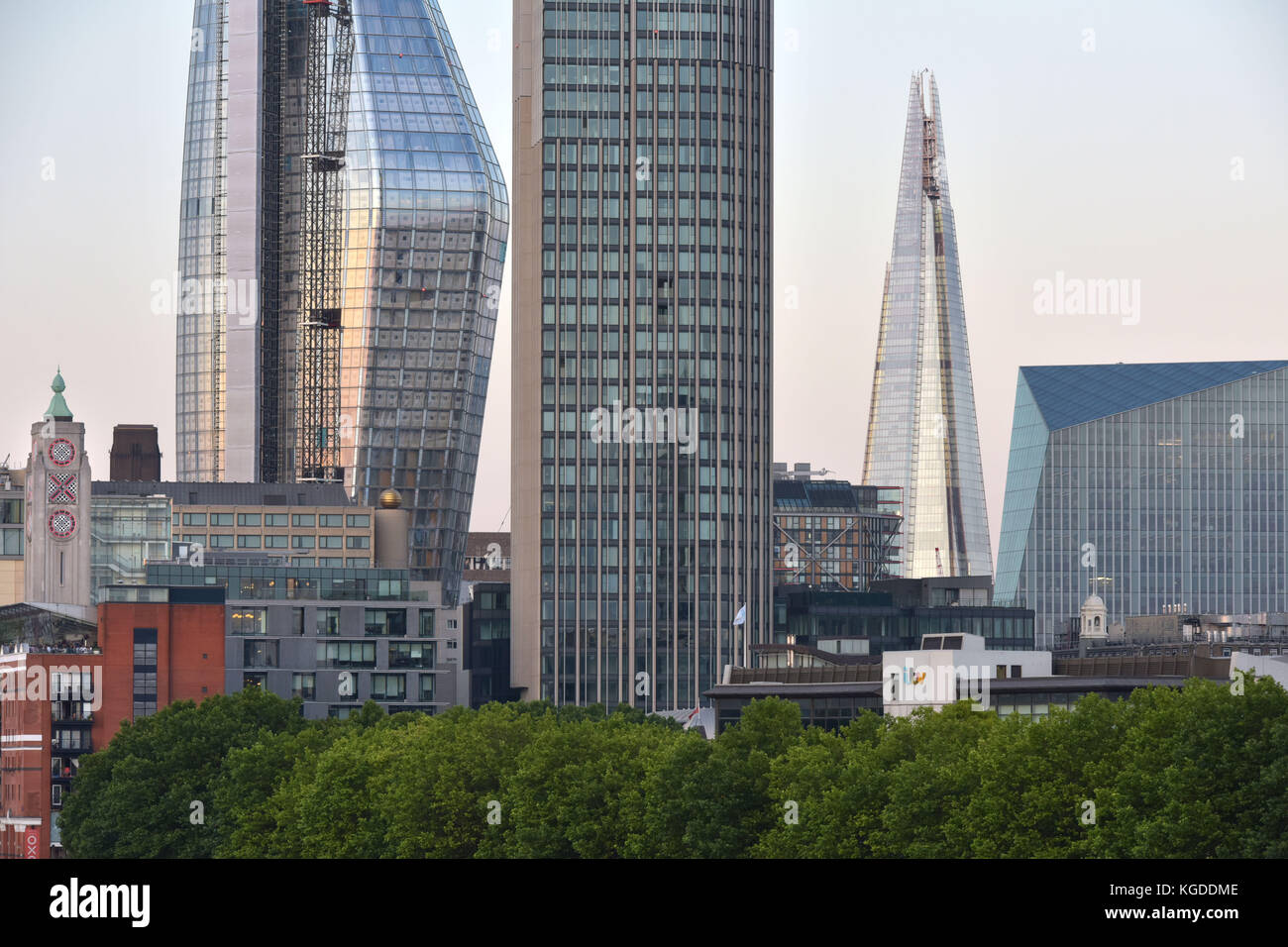 Los nuevos desarrollos a lo largo de la orilla sur del río Támesis en Londres están creando una alternativa skyline londinense. De izquierda a derecha, el diminutivo OXO Towe Foto de stock