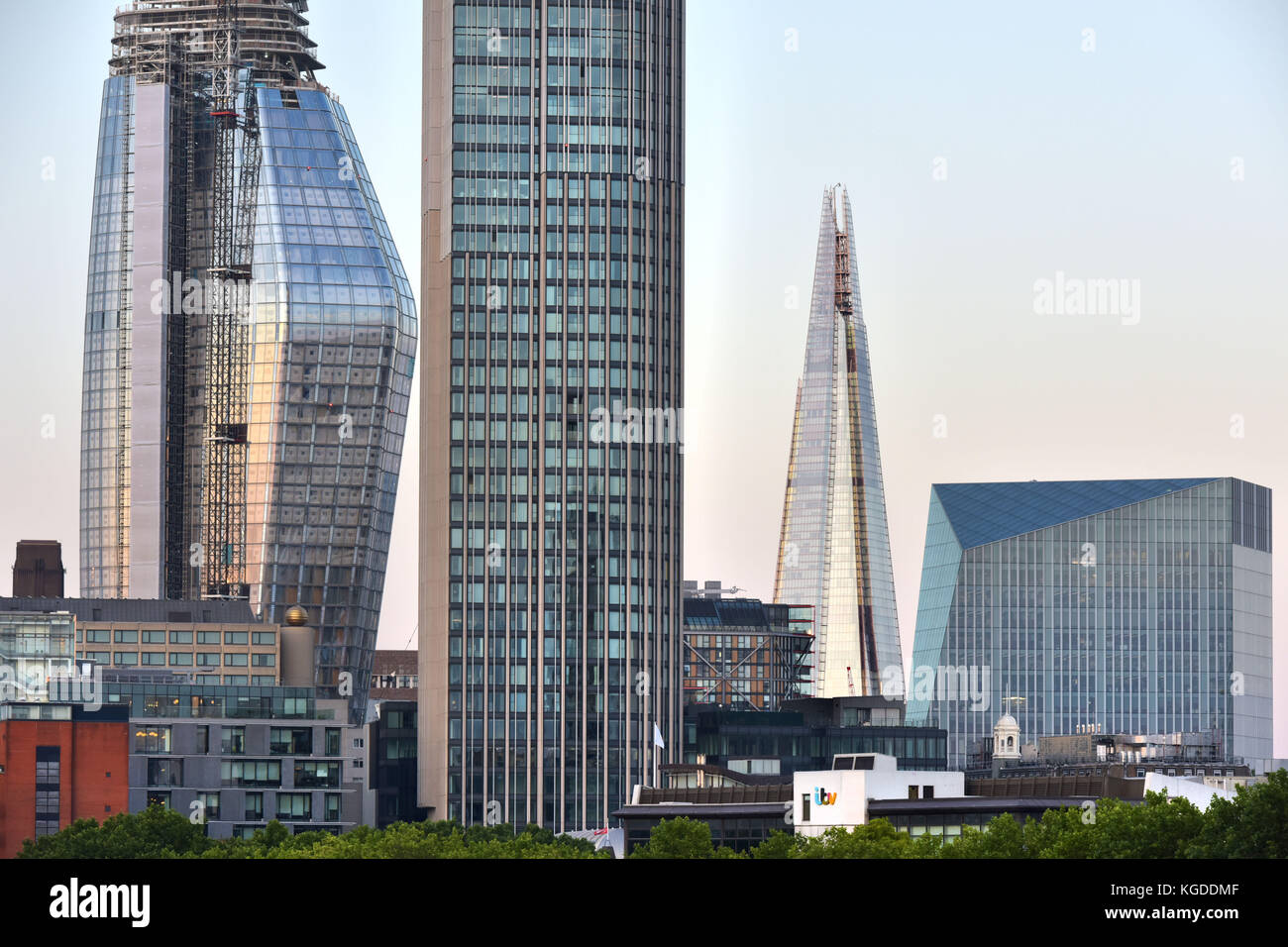 Los nuevos desarrollos a lo largo de la orilla sur del río Támesis en Londres están creando una alternativa skyline londinense. De izquierda a derecha, uno de Blackfriars, un resi Foto de stock