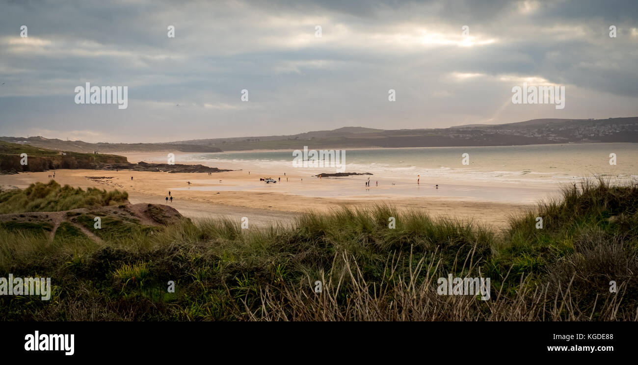 Un día nublado en la playa de Gwithian, en Godrevive, Cornwall, Reino Unido Foto de stock