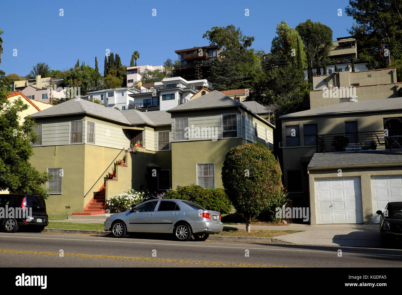 Coche aparcado fuera del edificio de apartamentos con vista de la ladera de la colina casas en Silverlake Silverlake Boulevard, en Los Ángeles, California, EE.UU. Kathy DEWITT Foto de stock