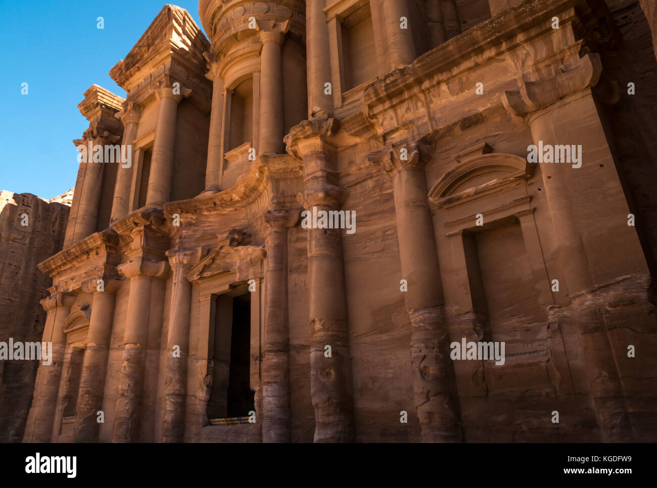 Piedra arenisca rosa Nabataean tumba labrada, Ad Deir, el Monasterio, Petra, Jordania, Oriente Medio, a la luz de la mañana Foto de stock