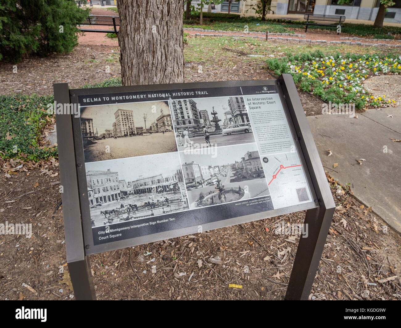 Signo interpretativo en court square, Montgomery, Alabama, EE.UU., mostrando la Selma a Montgomery National Historic trail con fotos y un mapa. Foto de stock